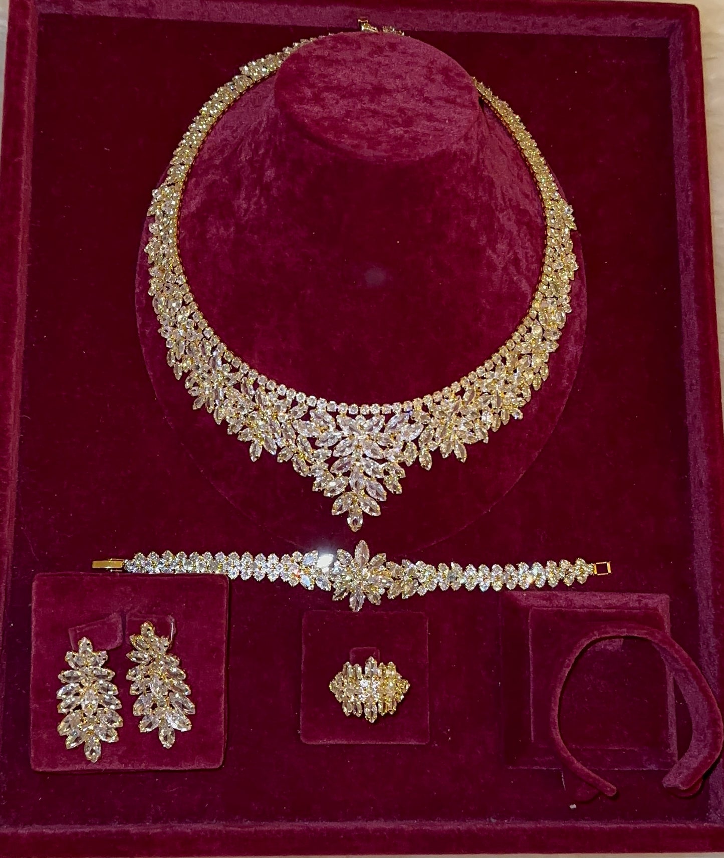 Elsi jewelry set.