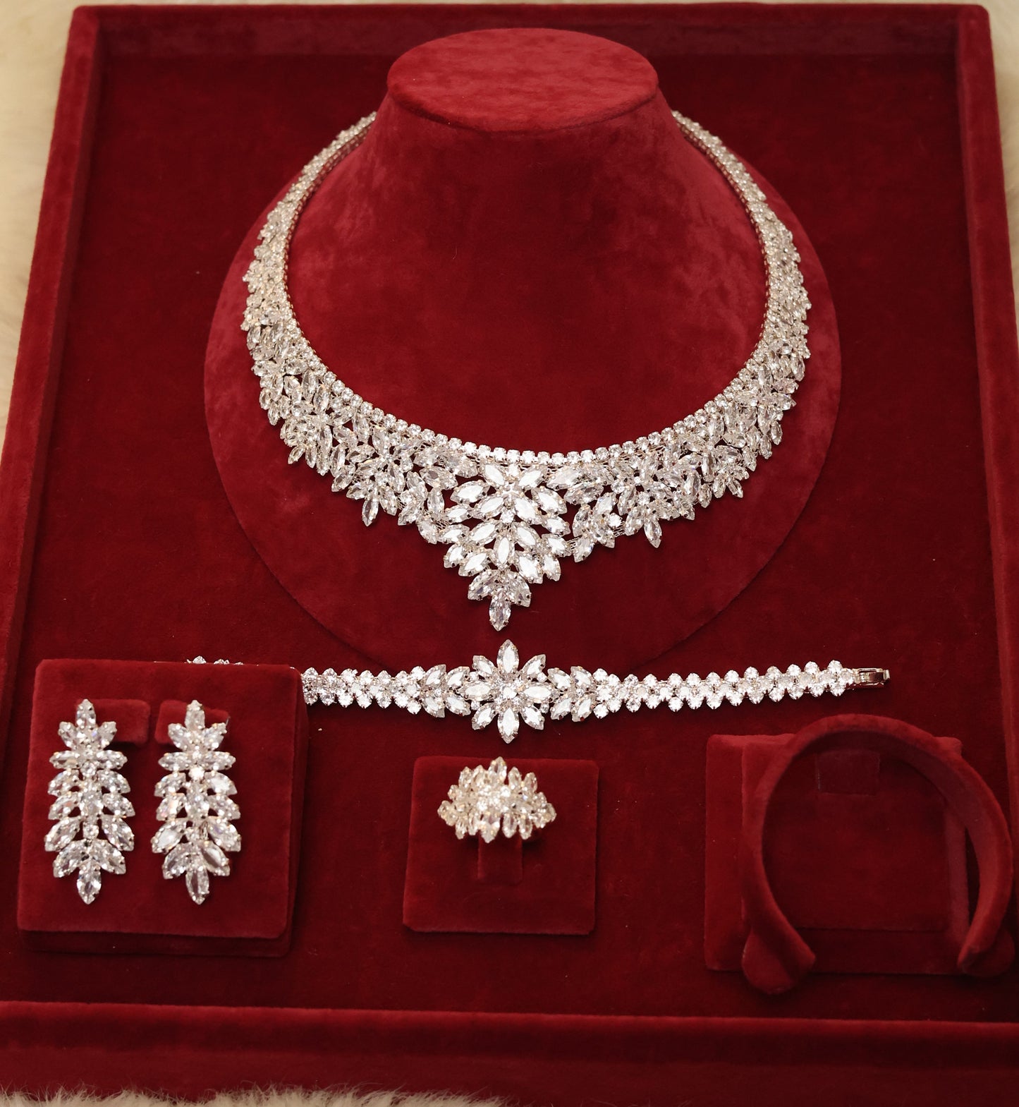Elsi jewelry set.